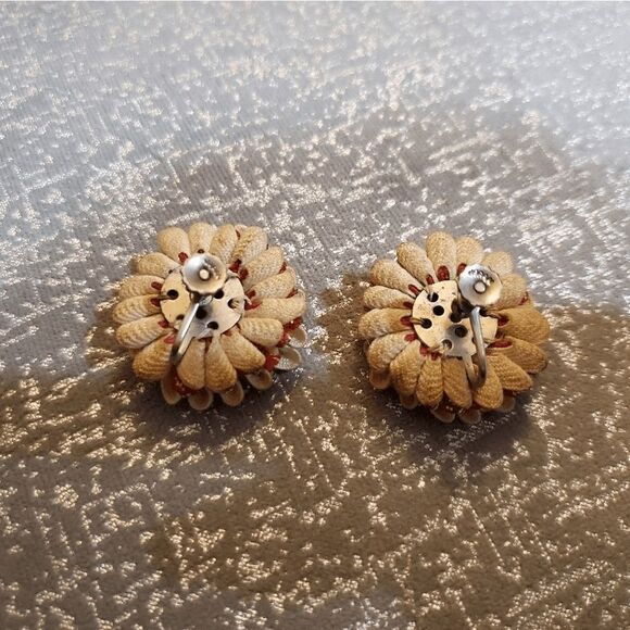 Vintage 1950's Clip On Earings Made of Fabric Clip On - Picture 3 of 4